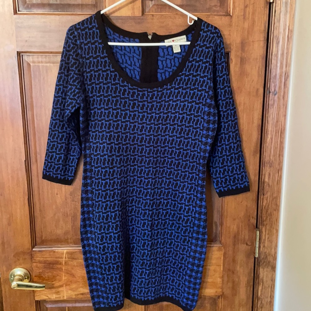 Size XL- sweater dress in blue. Three quarter sleeves.